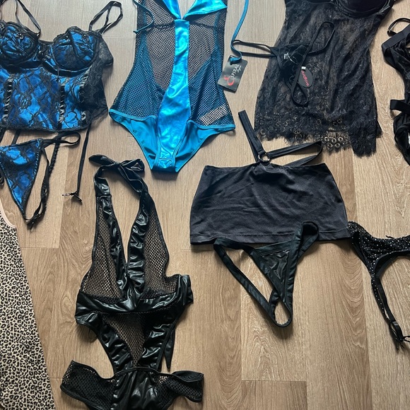 Lingerie Lot…. Sizes medium to large or one size. Like new. - Picture 6 of 8